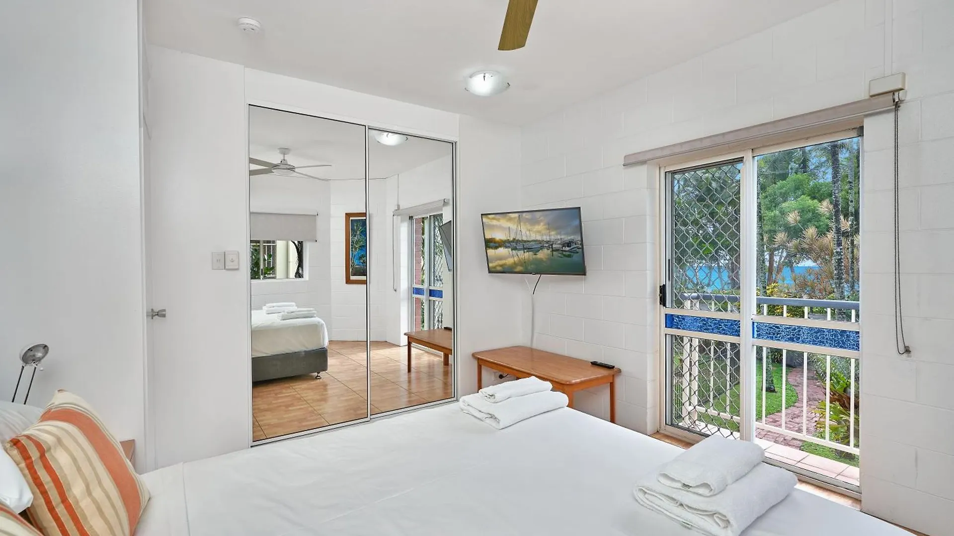 Sand Cay Beachfront Apartment 1 - 2 Bedrooms 크립톤비치